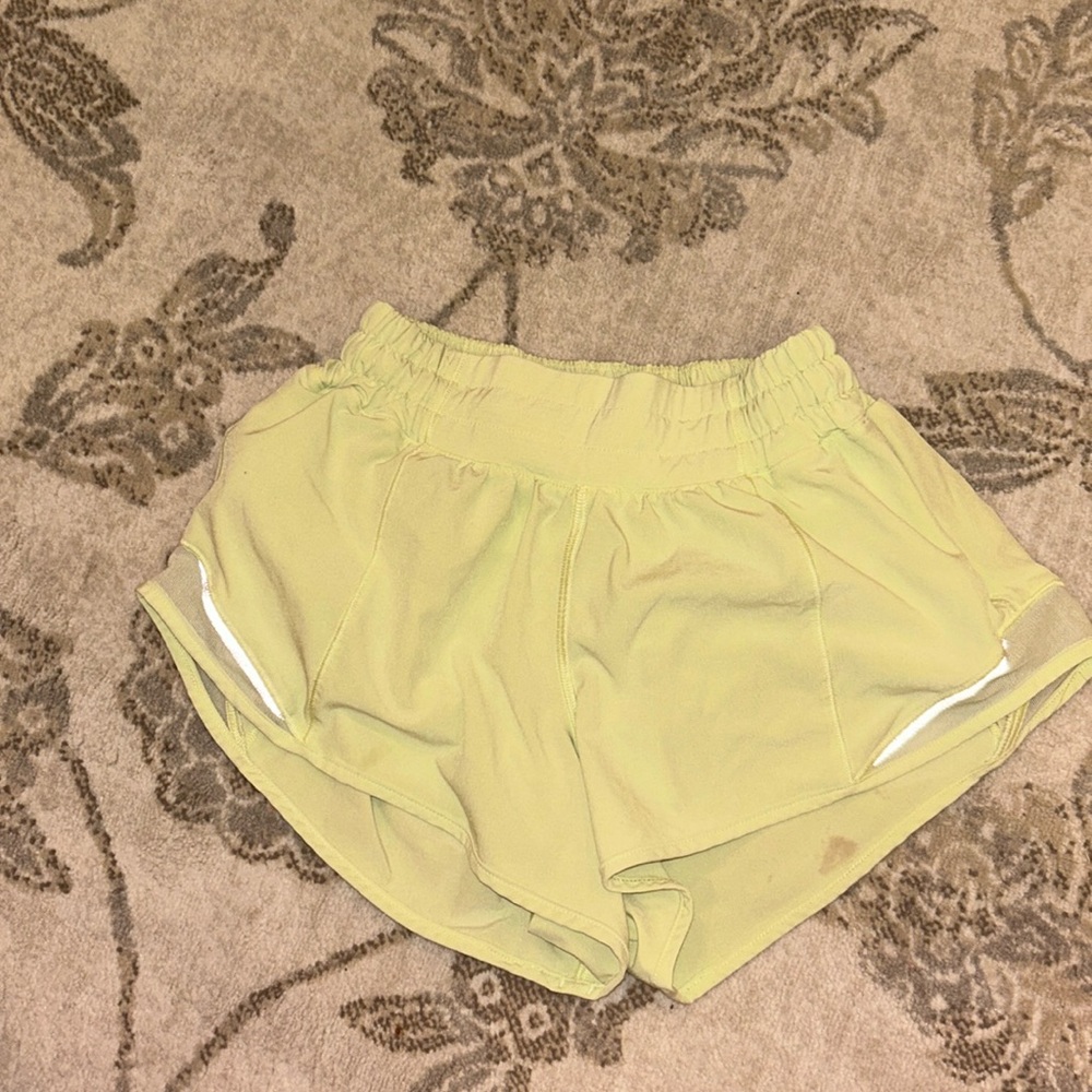 Lululemon Hotty Hot Low-Rise Lined Short 2.5